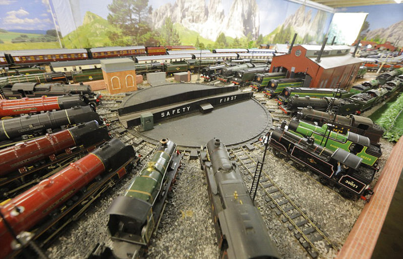 英老人花费233万元花园建铁路模型