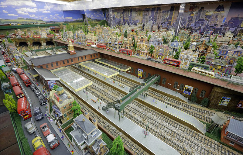 英老人花费233万元花园建铁路模型