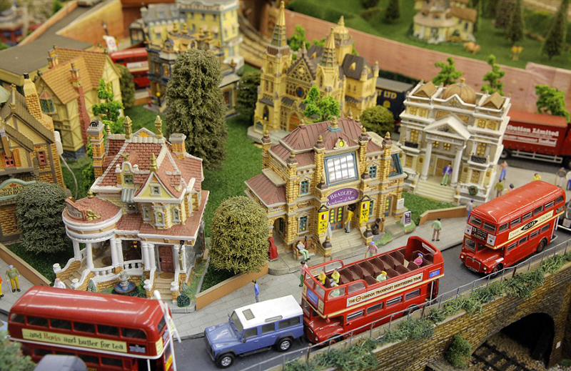 英老人花费233万元花园建铁路模型