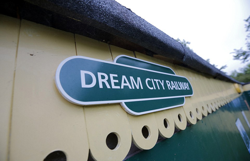 英老人花费233万元花园建铁路模型