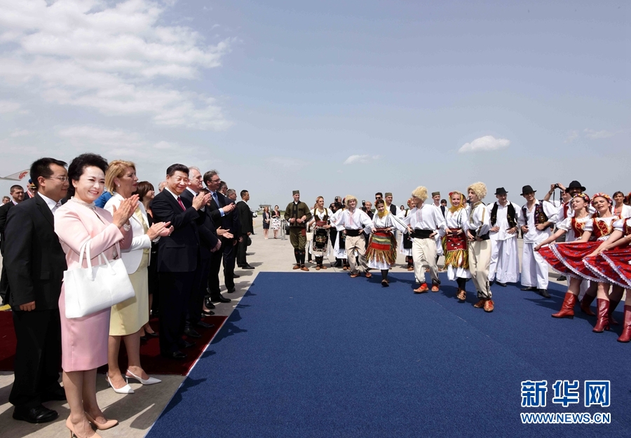 6月17日，国家主席习近平乘专机抵达贝尔格莱德，开始对塞尔维亚共和国进行国事访问。塞尔维亚民众跳起欢快热情的传统舞蹈科罗舞热烈欢迎习近平和夫人彭丽媛到访。新华社记者 饶爱民 摄 