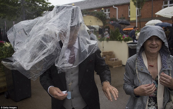 全世界最奢华的赛事又被奇葩&ldquo;帽子&rdquo;抢戏了 没想到你是这样的英国