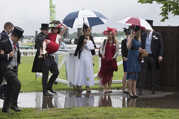 全世界最奢华的赛事又被奇葩&ldquo;帽子&rdquo;抢戏了 没想到你是这样的英国