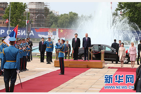  6月18日，國家主席習近平出席塞爾維亞總統尼科利奇在貝爾格萊德舉行的隆重歡迎儀式。 新華社記者馬佔成攝