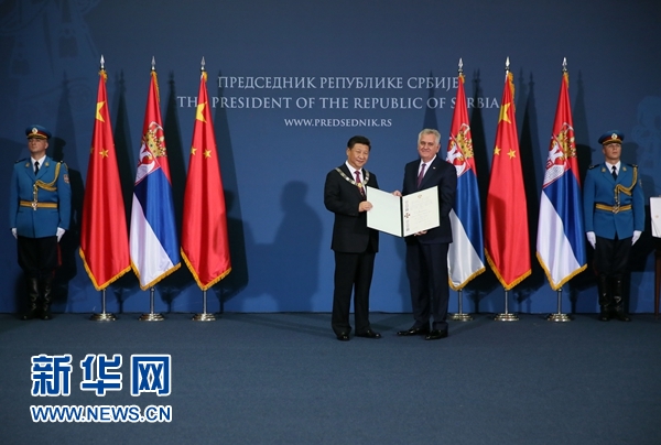 6月18日,国家主席习近平在贝尔格莱德同塞尔维亚总统尼科利奇举行会谈。会谈后,尼科利奇向习近平授予塞尔维亚最高级别勋章“共和国一级荣誉勋章”,感谢习近平为中塞关系发展作出的杰出贡献。新华社记者兰红光摄 6月18日,国家主席习近平在贝尔格莱德同塞尔维亚总统尼科利奇举行会谈。会谈后,尼科利奇向习近平授予塞尔维亚最高级别勋章“共和国一级荣誉勋章”,感谢习近平为中塞关系发展作出的杰出贡献。新华社记者兰红光摄