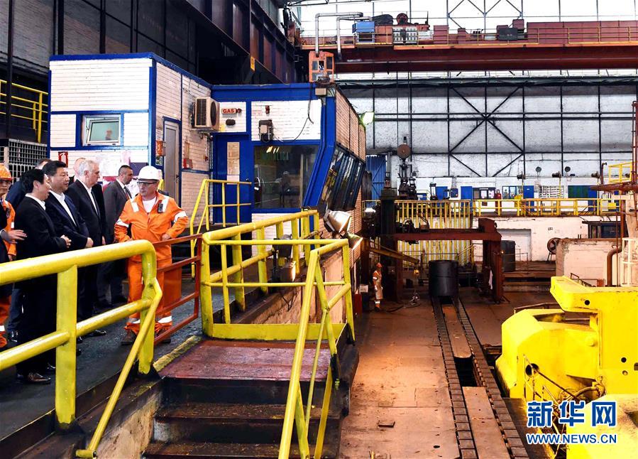 6月19日上午，国家主席习近平在贝尔格莱德参观河钢集团塞尔维亚斯梅代雷沃钢厂。 新华社记者 饶爱民 摄