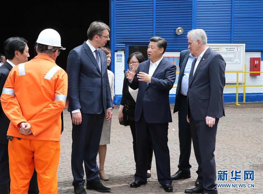 6月19日上午，国家主席习近平在贝尔格莱德参观河钢集团塞尔维亚斯梅代雷沃钢厂。这是两国领导人共同参观钢厂。 新华社记者 马占成 摄 