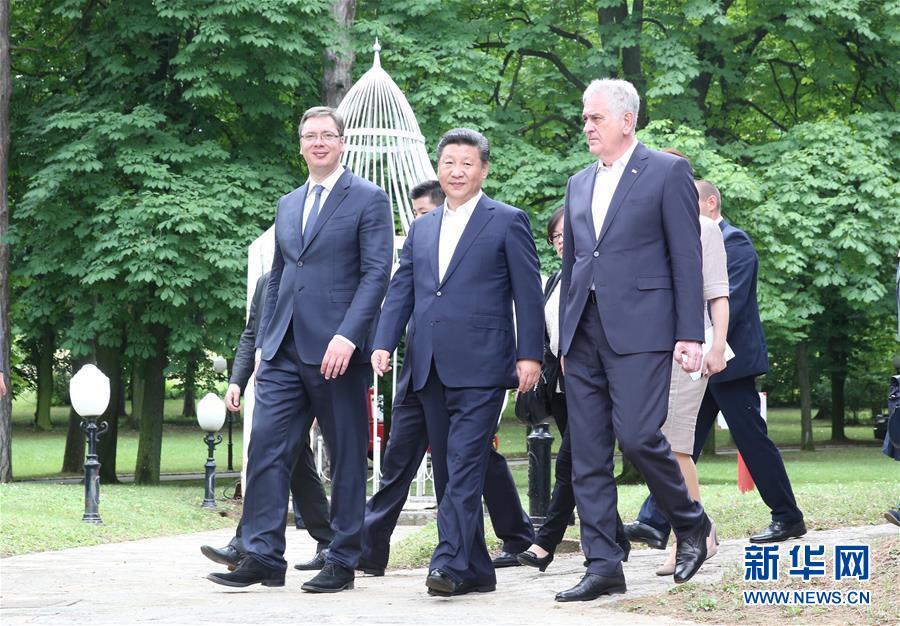 6月19日，國家主席習近平在貝爾格萊德出席塞爾維亞總統尼科利奇、總理武契奇共同舉行的午宴。 新華社記者 丁林 攝 