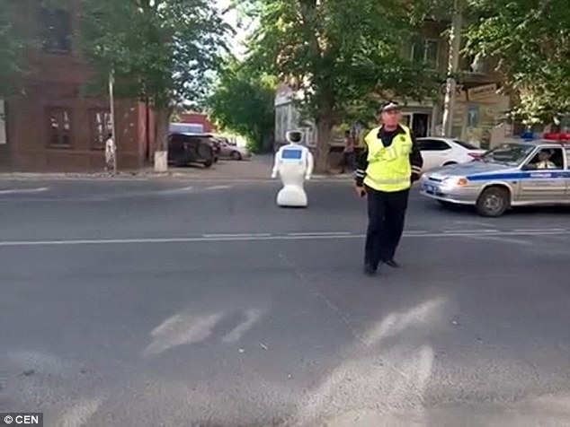 工程师忘记关门 机器人出逃走上大街
