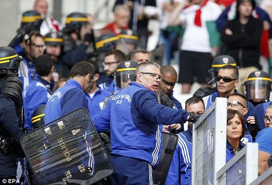 匈牙利冰岛球迷冲突：警察飙血 女警员喷辣椒水