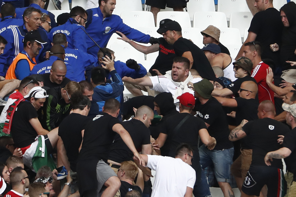 匈牙利冰岛球迷冲突：警察飙血 女警员喷辣椒水