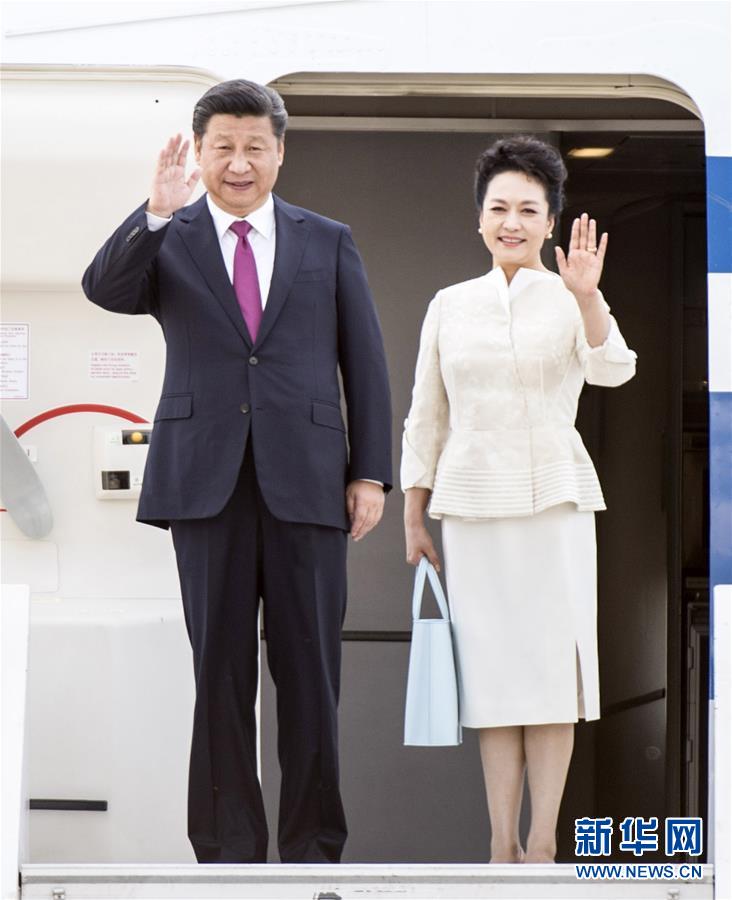 6月19日，国家主席习近平抵达华沙，开始对波兰共和国进行国事访问。这是习近平和夫人彭丽媛步出舱门。 新华社记者 谢环驰 摄 