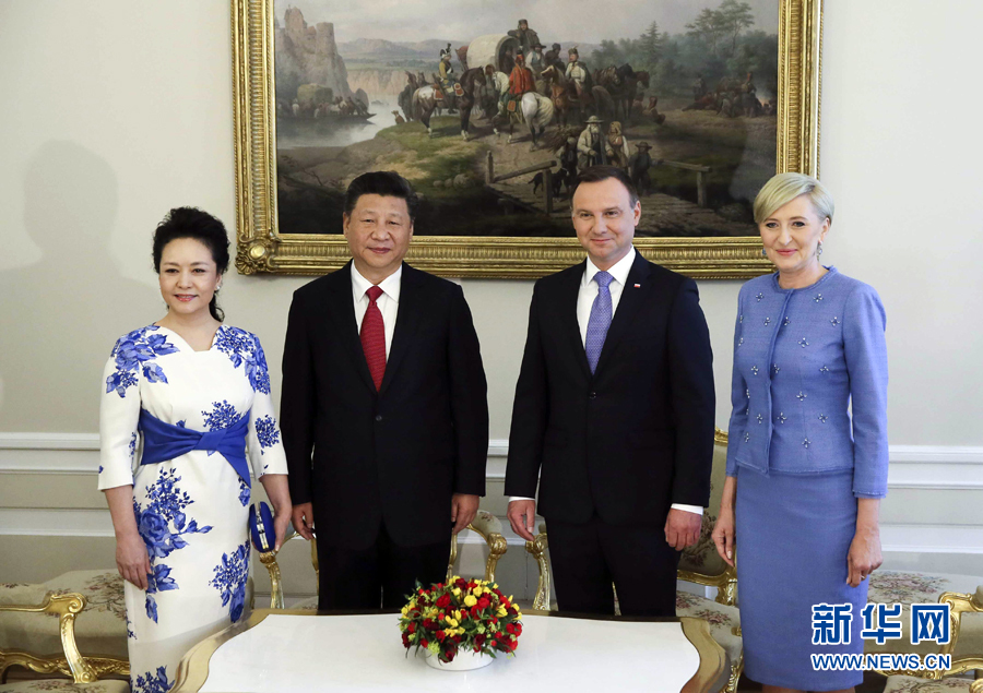 6月20日，国家主席习近平出席波兰总统杜达在华沙总统府举行的隆重欢迎仪式。欢迎仪式后，习近平和夫人彭丽媛同杜达和夫人阿加塔简短寒暄。新华社记者 兰红光 摄