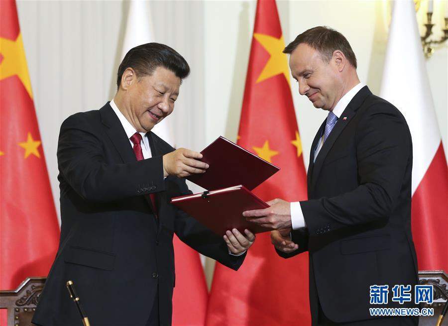 6月20日，国家主席习近平在华沙同波兰总统杜达举行会谈。这是会谈后，两国元首共同签署《中华人民共和国和波兰共和国关于建立全面战略伙伴关系的联合声明》。新华社记者兰红光摄