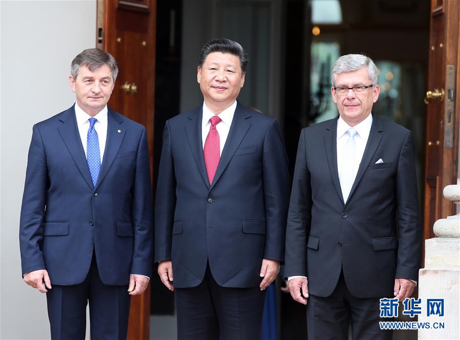 6月20日，国家主席习近平在华沙瓦津基公园水上宫殿会见波兰参议长卡切夫斯基（右）和众议长库赫钦斯基。 新华社记者 姚大伟 摄  