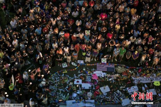 当地时间2016年6月13日，美国奥兰多，数千人在菲利普斯博士中心外集会，悼念奥兰多夜店枪击案遇难者。