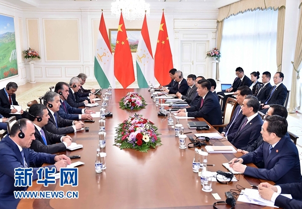 6月23日，国家主席习近平在塔什干会见塔吉克斯坦总统拉赫蒙。新华社记者李涛摄