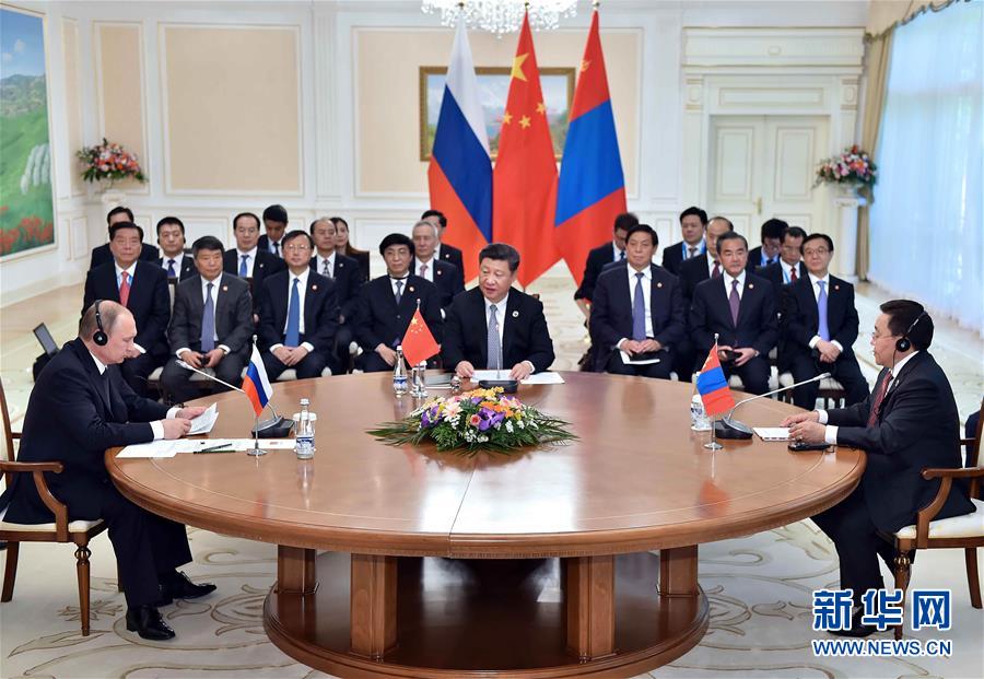 6月23日，國家主席習近平在烏茲別克斯坦塔什幹同俄羅斯總統普京、蒙古國總統額勒貝格道爾吉舉行中俄蒙元首第三次會晤。習近平主持會晤。新華社記者李濤攝