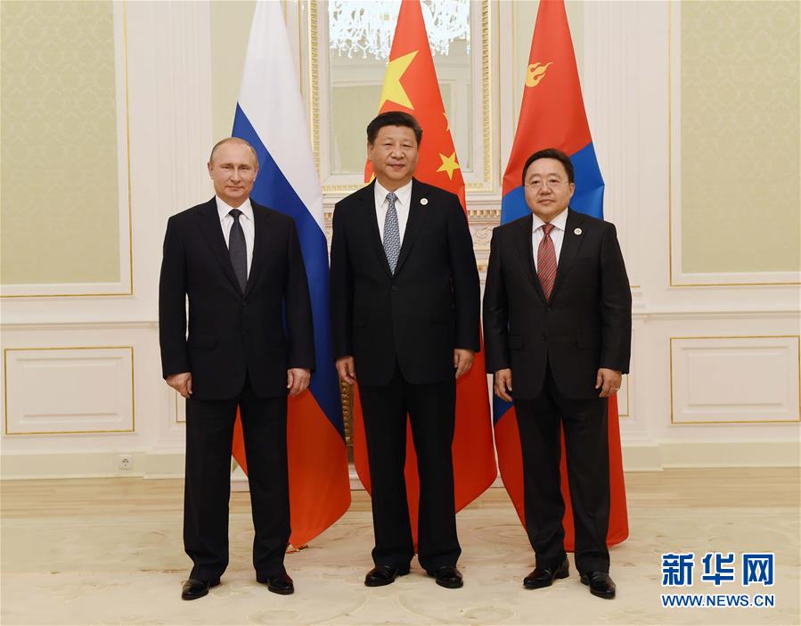 6月23日，國家主席習近平在烏茲別克斯坦塔什幹同俄羅斯總統普京、蒙古國總統額勒貝格道爾吉舉行中俄蒙元首第三次會晤。習近平主持會晤。新華社記者李濤攝 