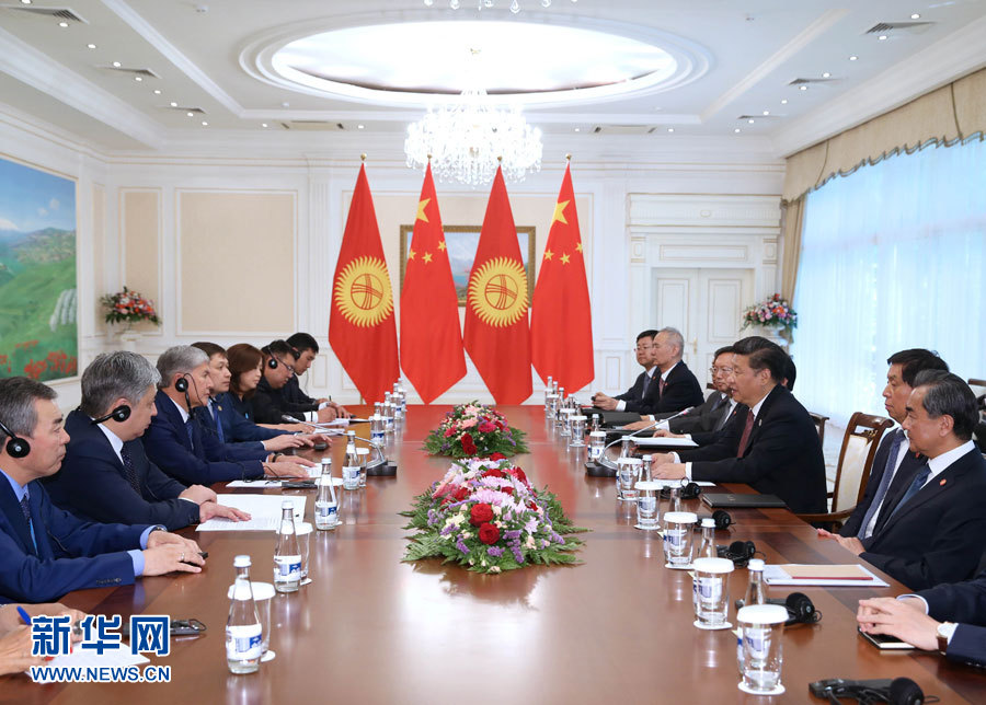 6月24日,国家主席习近平在乌兹别克斯坦塔什干会见吉尔吉斯斯坦总统阿坦巴耶夫。 新华社记者 马占成 摄 6月24日,国家主席习近平在乌兹别克斯坦塔什干会见吉尔吉斯斯坦总统阿坦巴耶夫。 新华社记者 马占成 摄