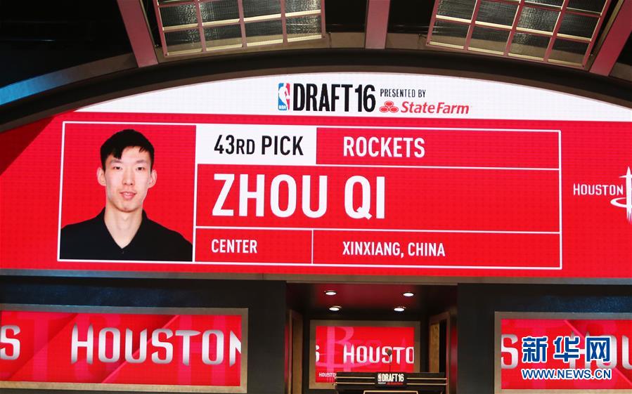（体育）（1）篮球&mdash;&mdash;NBA选秀大会：周琦被休斯敦火箭队选中