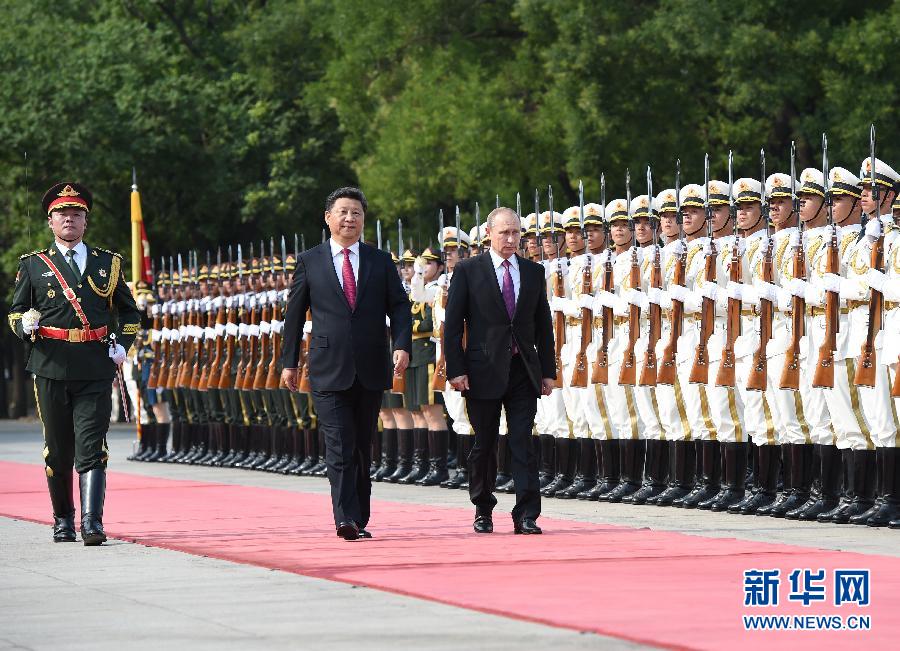 6月25日，国家主席习近平在北京人民大会堂同俄罗斯总统普京举行会谈。这是会谈前，习近平在人民大会堂东门外广场为普京举行欢迎仪式。新华社记者 王晔 摄