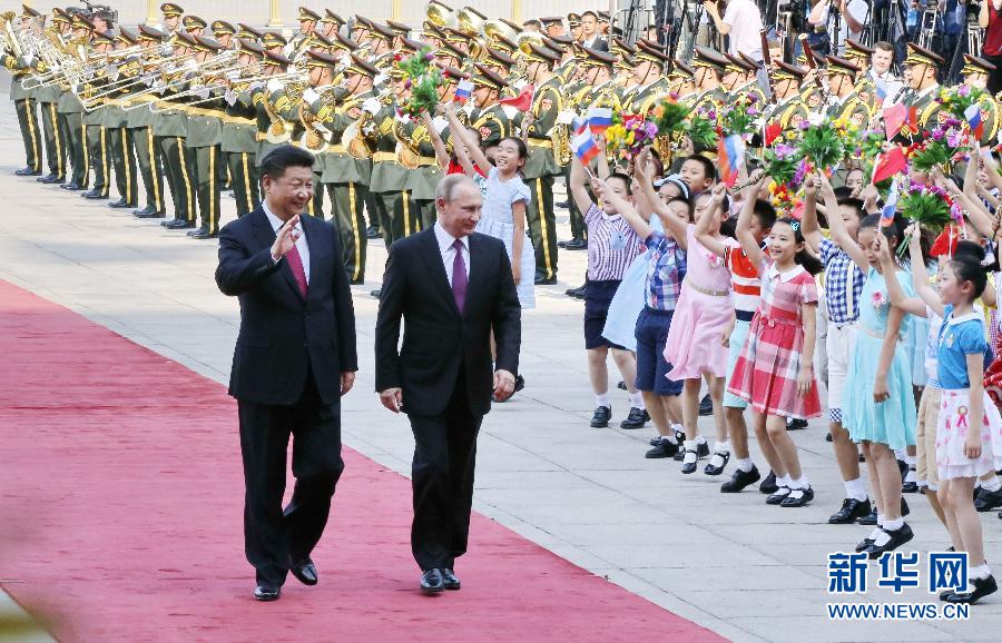 6月25日，国家主席习近平在北京人民大会堂同俄罗斯总统普京举行会谈。这是会谈前，习近平在人民大会堂东门外广场为普京举行欢迎仪式。新华社记者 鞠鹏 摄