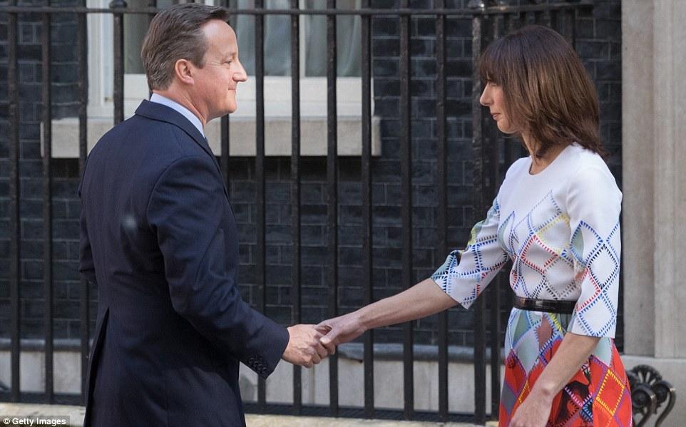 實拍英首相夫婦辭職現場 淚眼凝噎下的溫情