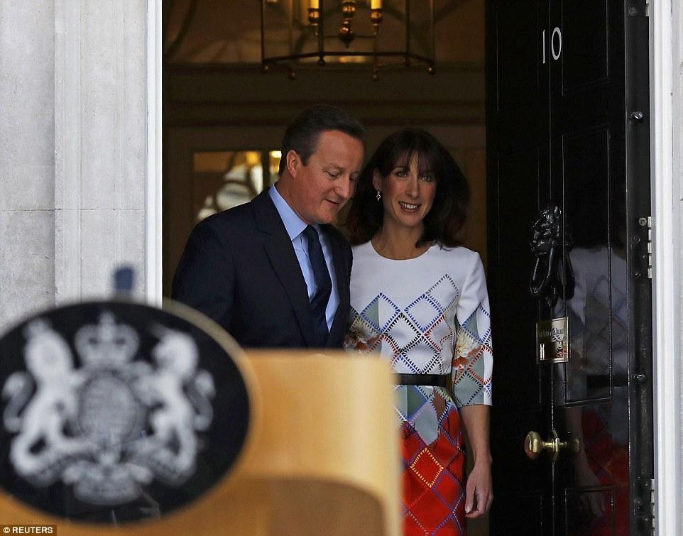 实拍英首相夫妇辞职现场 泪眼凝噎下的温情