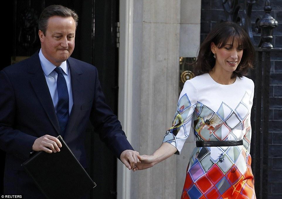 实拍英首相夫妇辞职现场 泪眼凝噎下的温情