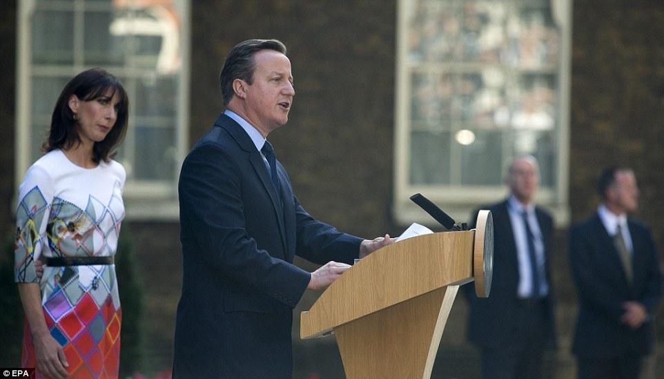 实拍英首相夫妇辞职现场 泪眼凝噎下的温情