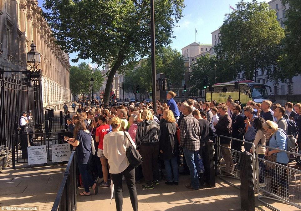 实拍英首相夫妇辞职现场 泪眼凝噎下的温情