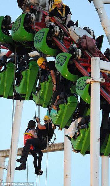 苏格兰过山车脱轨堕地现场