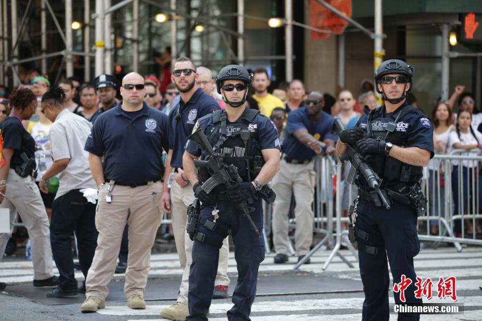 美国纽约举行同性恋骄傲大游行 警察小哥持枪