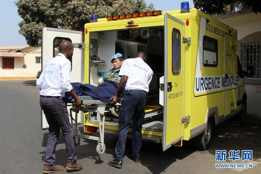 （国际）（2）中国赴马里维和部队伤员启程回国