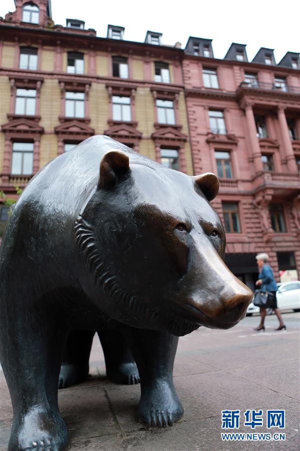 德国股市继续下挫 猛熊雕塑威风不再很落寞(高