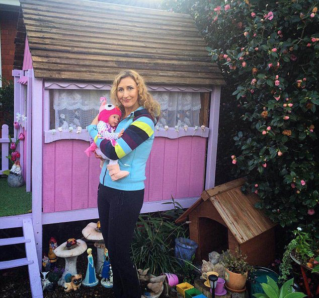 澳母亲收藏35个仿真娃娃 出门随身携带(组图)