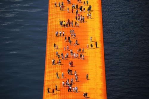 伊塞奥湖上的&ldquo;浮动码头&rdquo; 漫步水上观赏湖景(图)
