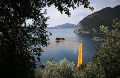 伊塞奥湖上的&ldquo;浮动码头&rdquo; 漫步水上观赏湖景(图)