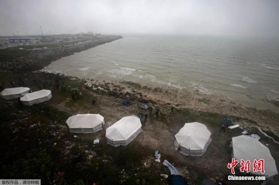 资料图：移民们的帐篷就搭在里海岸线不远的地方，一旦有风暴来临，他们是首先被袭击到的。他们宁愿选择这里也不愿去著名的加莱难民营，是因为这里的警察少，更容易找机会去到英国。