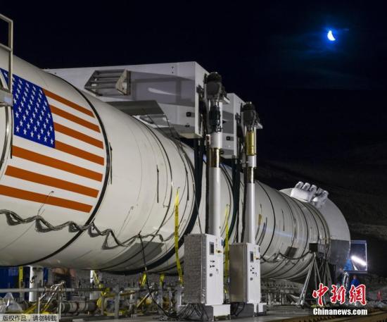 当地时间2016年6月28日,美国犹他州,Orbital ATK公司在位于犹他州的工厂附近,再次成功对其全新的五段式固体火箭推进器(SRB)进行地面静态点火测试,本次测试任务被命名为QM-2(Qualification Motor-2)。Orbital ATK公司的火箭推进器将用于NASA的“太空发射系统”(Space Launch System,SLS),该系统也是NASA火星计划的第一步,目前计划于2018下半年执行代号为EM-1(Explore Mission)非载人发射。