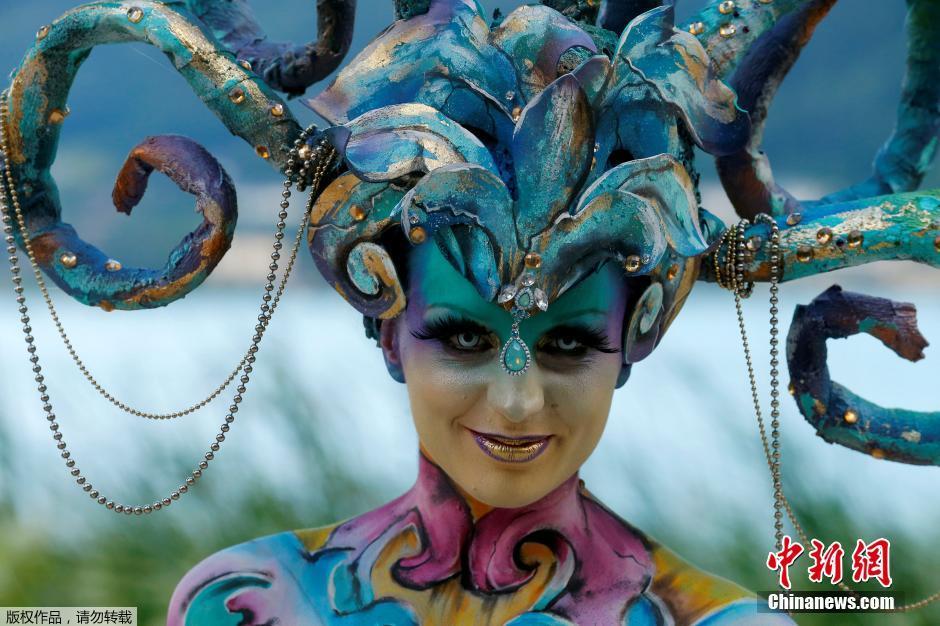 奥地利举行人体彩绘节 绚丽图案吸睛