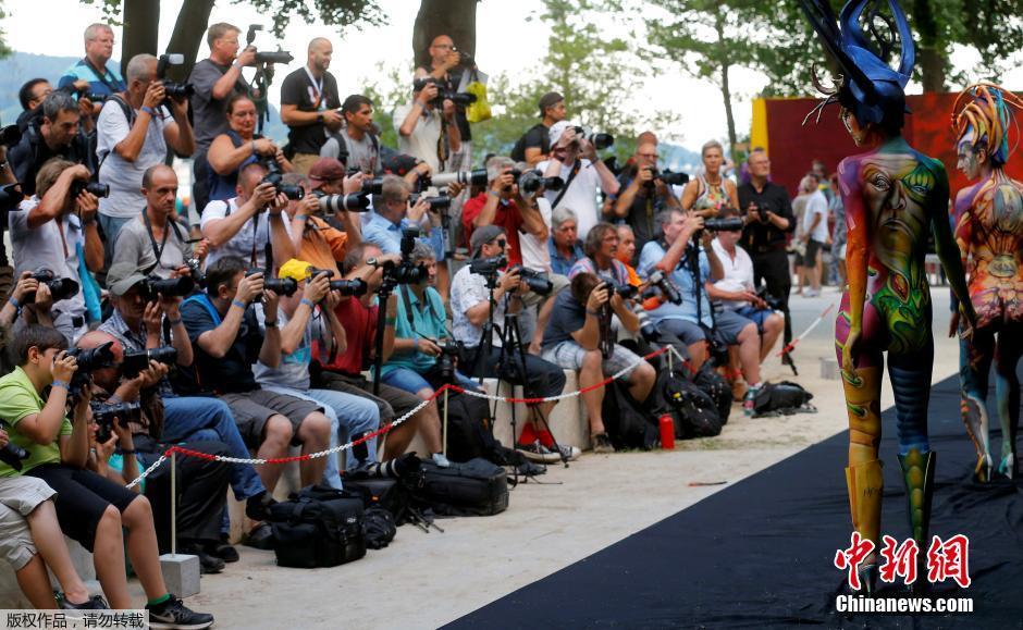 奥地利举行人体彩绘节 绚丽图案吸睛(组图)