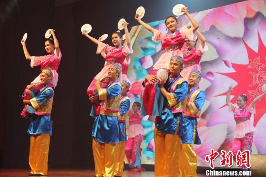 流溢着浓郁的海南乡土韵味的《盅盘舞》。 顾时宏 摄