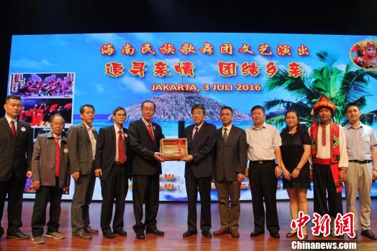 由中国海南省委宣传部副部长朱寒松带领的海南省民族歌舞团3日在雅加达进行文化交流演出,受到当地华人华侨的热烈欢迎。 顾时宏 摄