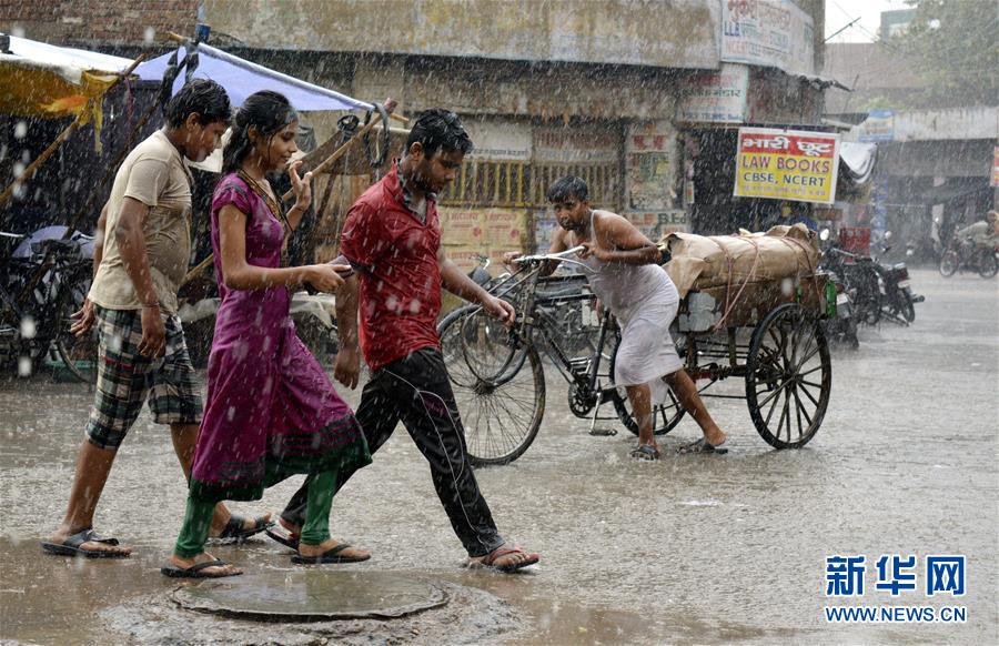 （国际）（1）雨季来临 印度城市遭水困
