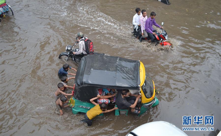 （国际）（2）雨季来临 印度城市遭水困