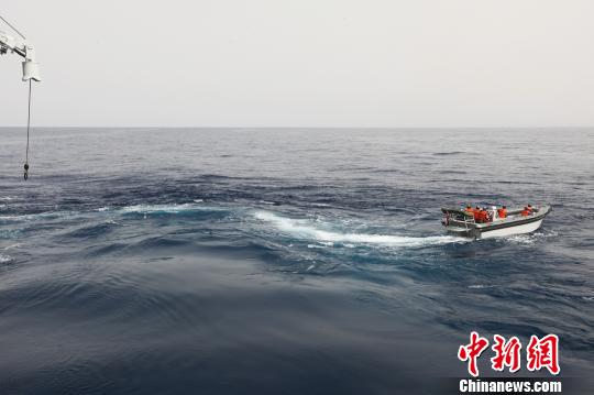 第二十三批护航编队舟山舰组织营救落水人员和拖带部署训练