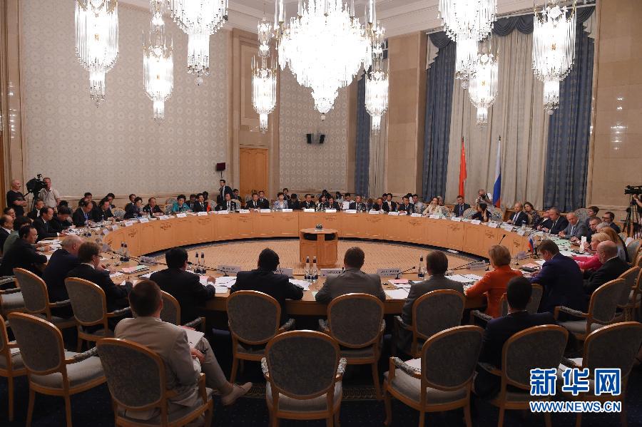 7月4日,在俄罗斯首都莫斯科,中国国务院副总理刘延东出席中俄人文合作委员会第十七次会议。当日,中国国务院副总理刘延东在莫斯科与俄罗斯副总理戈洛杰茨共同主持中俄人文合作委员会第十七次会议。 新华社记者戴天放摄 7月4日,在俄罗斯首都莫斯科,中国国务院副总理刘延东出席中俄人文合作委员会第十七次会议。当日,中国国务院副总理刘延东在莫斯科与俄罗斯副总理戈洛杰茨共同主持中俄人文合作委员会第十七次会议。 新华社记者戴天放摄