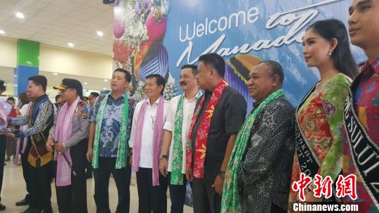 印尼旅游部亚太司司长 Vinsensius Jemadu、北苏拉威西省长olly Dondokambey、 副省长Steven kandouw、美娜多市市长Vicky Lumentut及印尼狮子航空公司总经理Rusdi Kirana出席了开通仪式。　hardy chung　摄